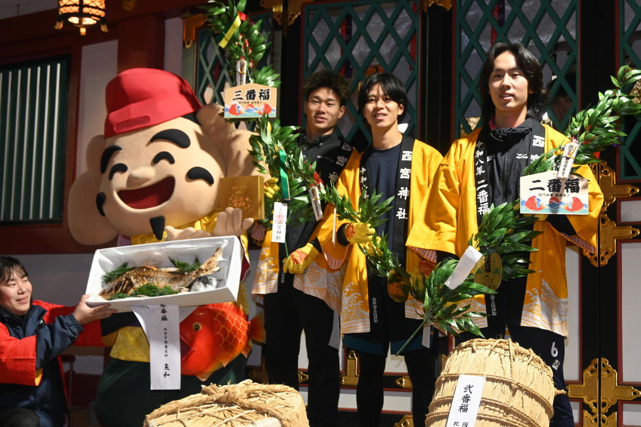 左から「三番福」の赤松大樹さん、「一番福」の豊川哲平さん、「二番福」の澤井歩さん（撮影・松浦隆司）