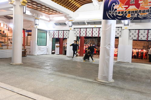 本殿直前にある直角カーブ「魔物の角」で転倒した「三番福」の赤松大樹さん（中央）、「一番福」の豊川哲平さん（左）、「二番福」の澤井歩さん（右）（撮影・松浦隆司