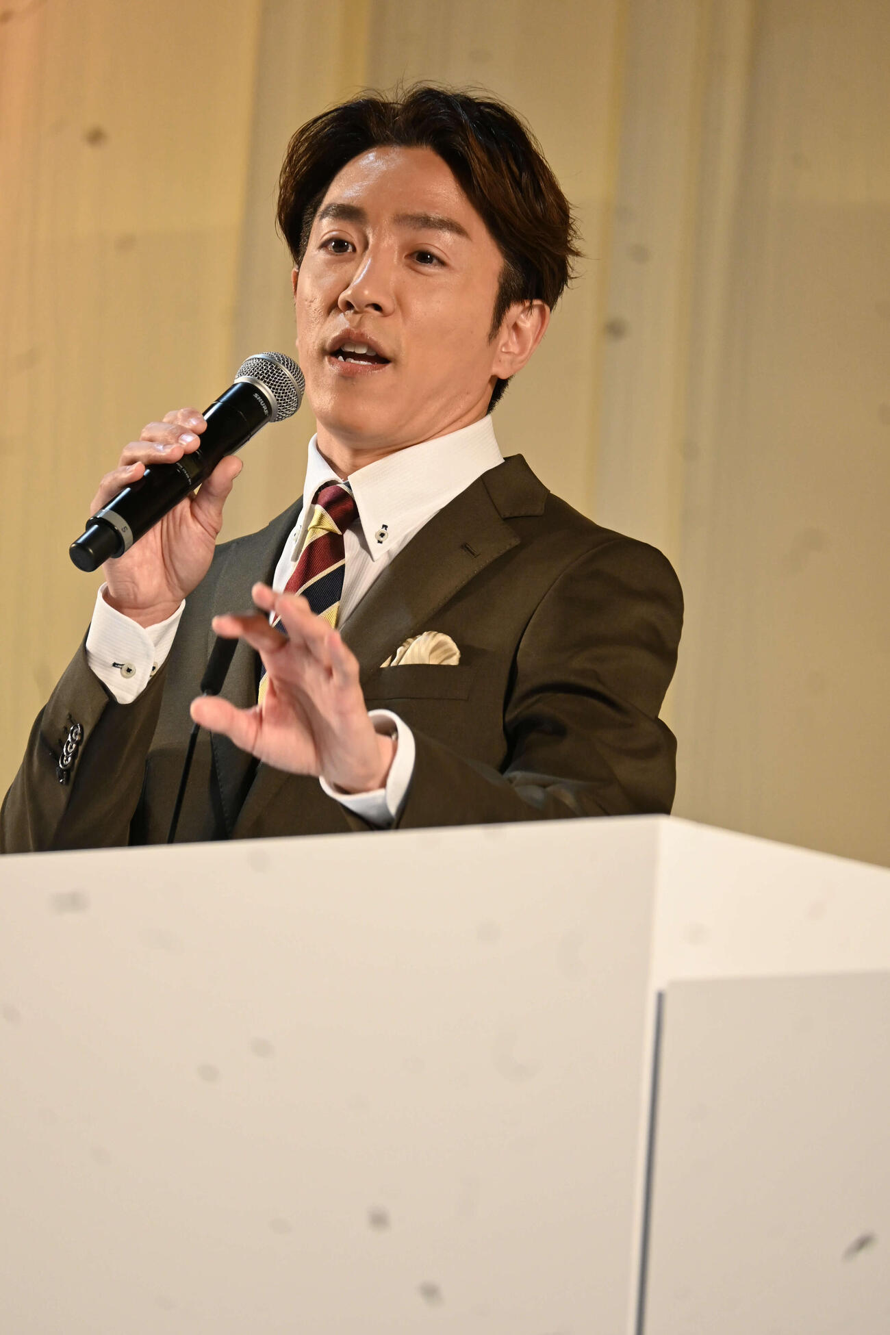 近大の卒業式にゲストスピーカーとしてサプライズで登壇した　SUPER EIGHTの村上信五（撮影・松浦隆司）