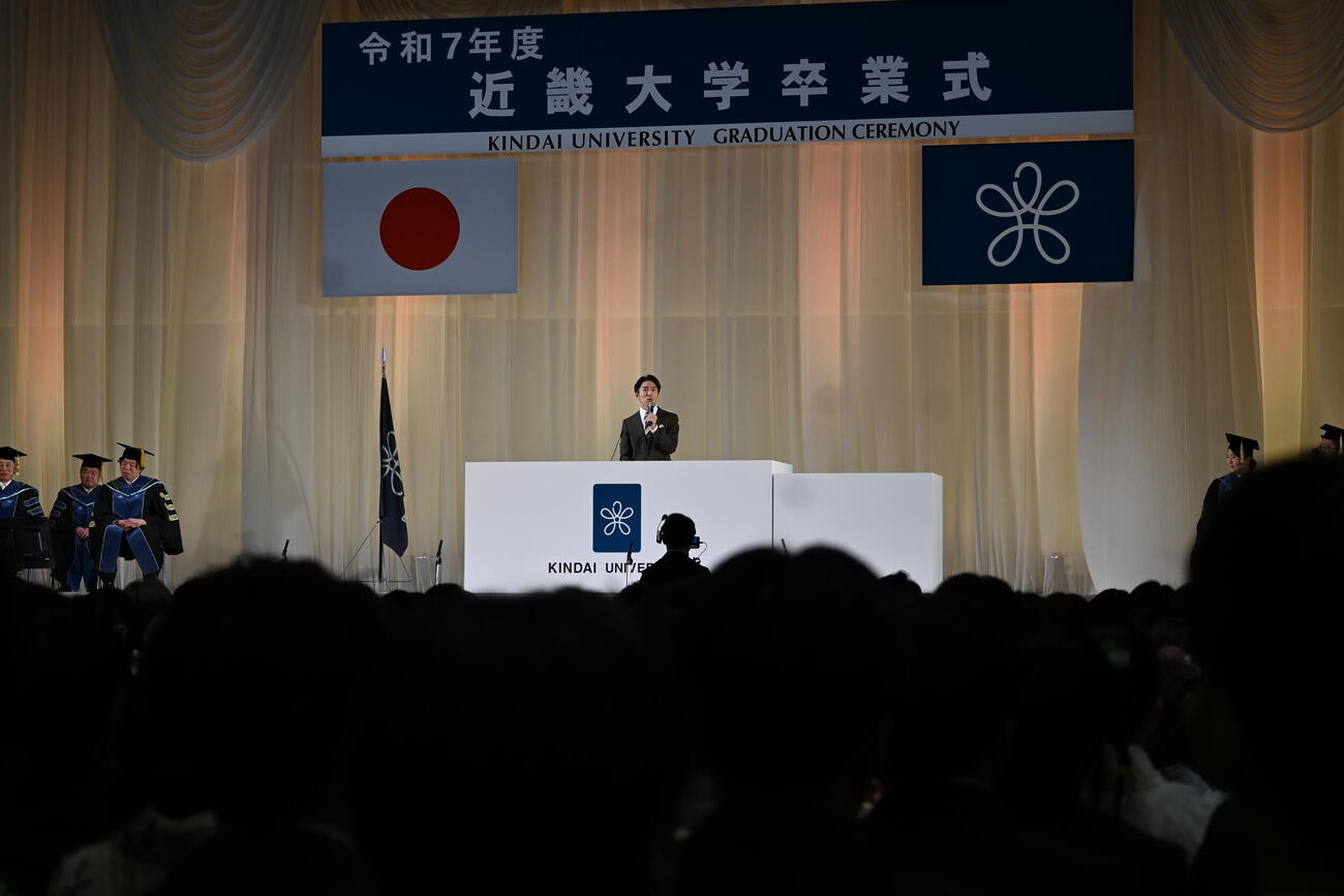 近大の卒業式にゲストスピーカーとしてサプライズで登壇した　SUPER EIGHTの村上信五（撮影・松浦隆司）