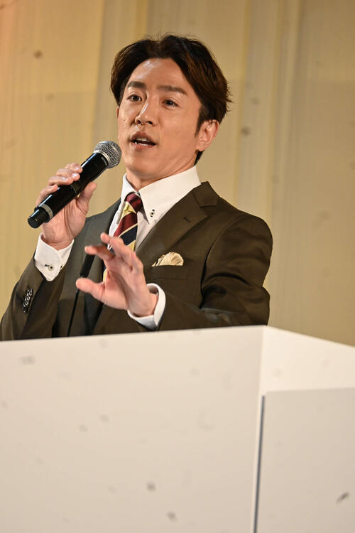 近大の卒業式にゲストスピーカーとしてサプライズで登壇した　SUPER EIGHTの村上信五（撮影・松浦隆司）
