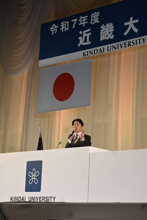 近大の卒業式にゲストスピーカーとしてサプライズで登壇した　SUPER EIGHTの村上信五（撮影・松浦隆司）