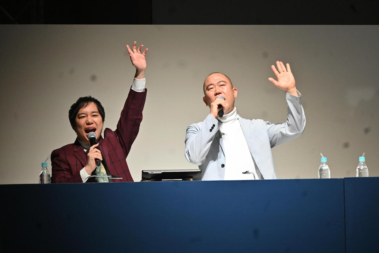 母校近畿大で新入生を祝福する霜降り明星せいや（左）コロコロチキチキペッパーズのナダル（撮影・松浦隆司）