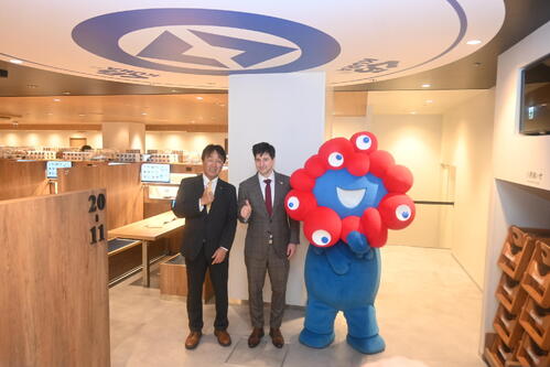 大阪・関西万博の店舗を再現した新店舗「くら寿司　メモリアル店　なんば千日前」の開業発表会見には「ミャクミャク」も駆けつけた（撮影・松浦隆司）