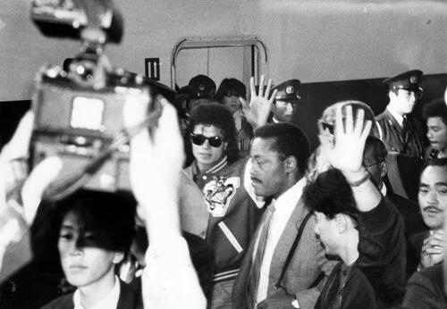 1987年10月、大阪のファンに別れを告げ、新幹線で東京へ向かうマイケル・ジャクソン