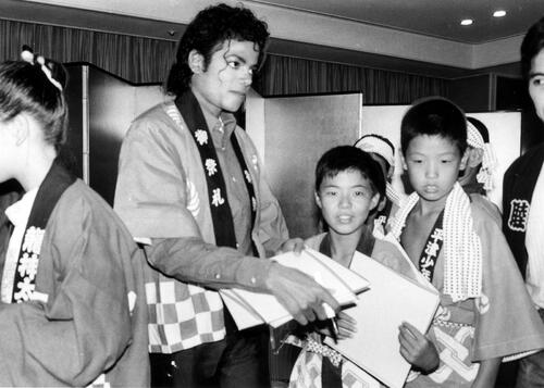 1987年10月、パーティーで子供たちにサインをするマイケル・ジャクソン