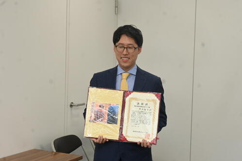 第34回関西囲碁将棋記者クラブ賞の授賞式に出席した井山裕太碁聖（撮影・松浦隆司）
