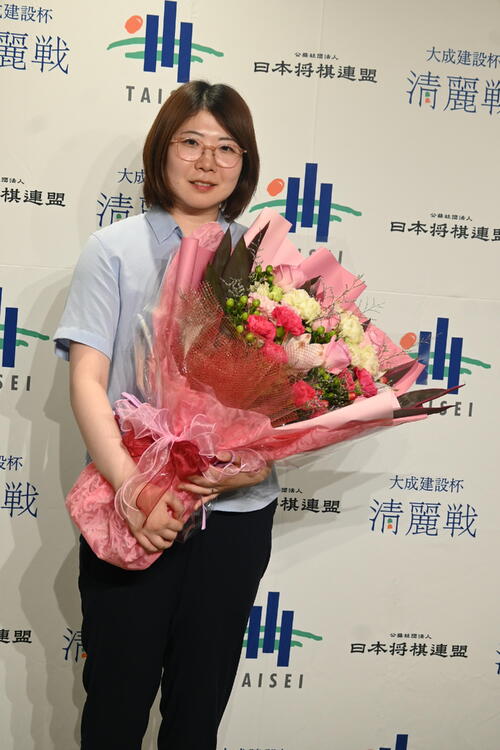 清麗を初獲得し、花束を贈られた西山朋佳白玲（撮影・松浦隆司）