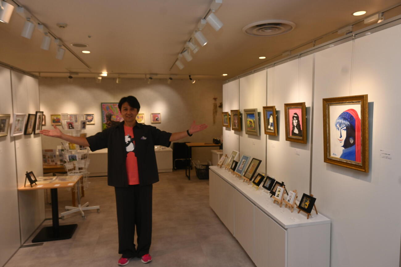 約30点を展示する「ザ・ニュースペーパー福本ヒデ個展」（2026年9月撮影）