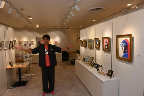 約30点を展示する「ザ・ニュースペーパー福本ヒデ個展」（2026年9月撮影）