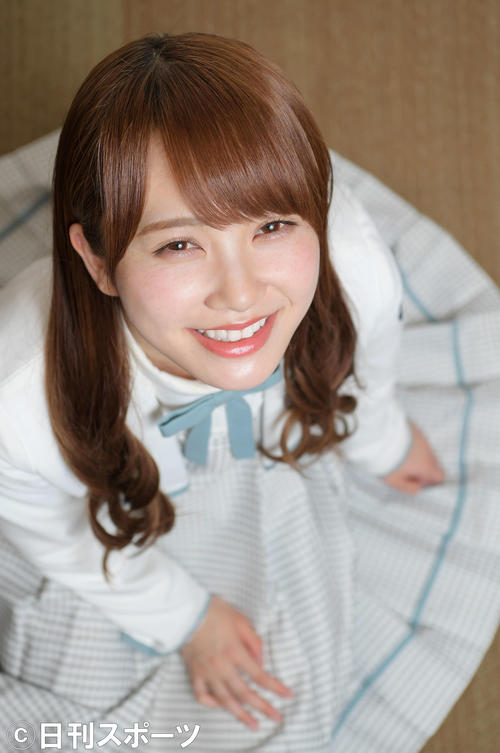 スカートを広げてチャーミングな笑顔を見せる日向坂46加藤史帆（撮影・加藤諒）