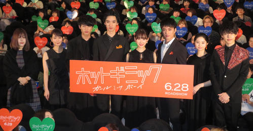 初主演映画の舞台あいさつに出席した堀未央奈（左から5人目）。左から山戸結希監督、吉岡里帆、板垣瑞生、清水尋也、1人おいて間宮祥太朗、桜田ひより、上村海成