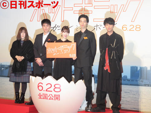 12日、映画「ホットギミック　ガールミーツボーイ」完成披露舞台あいさつに登場した、左から山戸結希監督、間宮祥太朗、堀未央奈、清水尋也、板垣瑞生