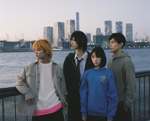 初主演映画「ホットギミック　ガールミーツボーイ」で、板垣瑞生（左）清水尋也（同2人目）間宮祥太朗（右）と共演した堀未央奈（左から3人目）