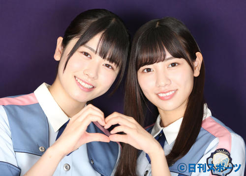仲良くハートを作る日向坂46丹生明里(左)と河田陽菜(撮影・中島郁夫)