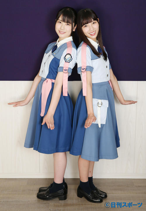 楽曲中のポーズを披露する日向坂46丹生明里(左)と河田陽菜(撮影・中島郁夫)