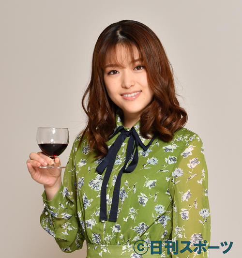 乃木坂46の松村沙友理はワイングラスを手にニッコリ（撮影・柴田隆二）