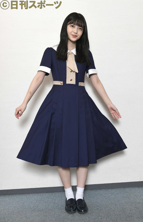 ポーズをとる、乃木坂46の久保史緒里（撮影・酒井清司）