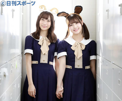 手をつなぎ笑顔の掛橋沙耶香（左）と伊藤理々杏（撮影・浅見桂子）