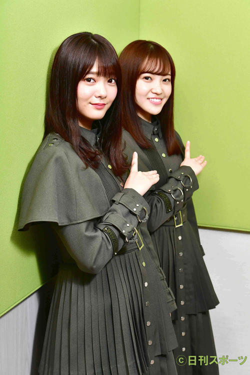笑顔で欅ポーズを披露する欅坂46田村保乃（左）と松田里奈（撮影・小沢裕）