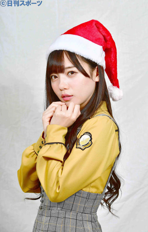 サンタの格好でクリスマスライブをアピールする日向坂46齊藤京子(撮影・小沢裕)