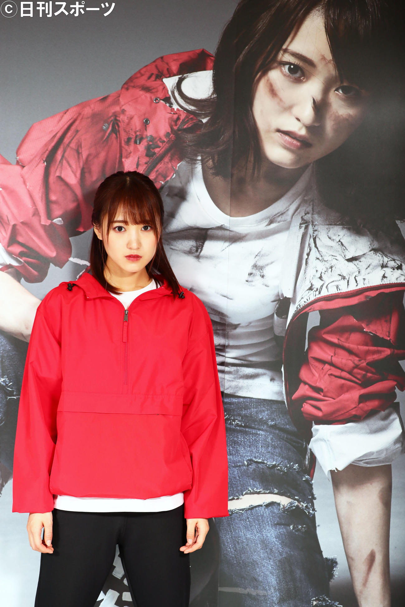 自身のパネルと同様にクールな表情の欅坂46菅井友香（撮影・足立雅史）