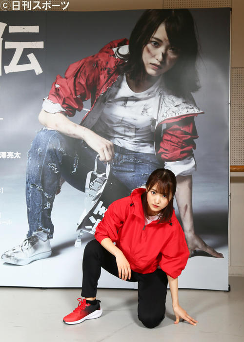 自身の巨大パネルと同様にクールな表情を見せる欅坂46菅井友香（撮影・足立雅史）