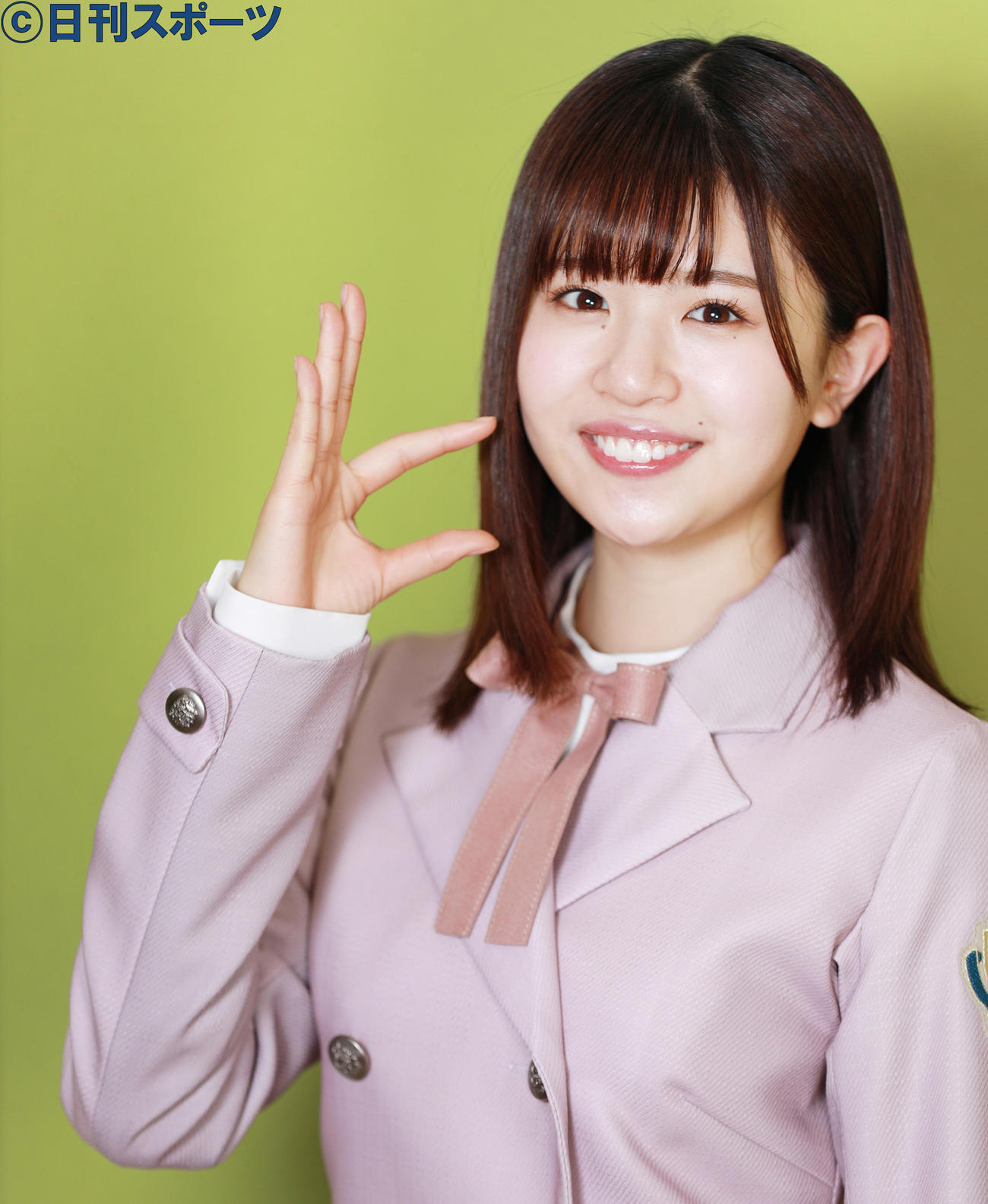 日向坂46の「ヒのポーズ」を披露する松田好花（撮影・中島郁夫）