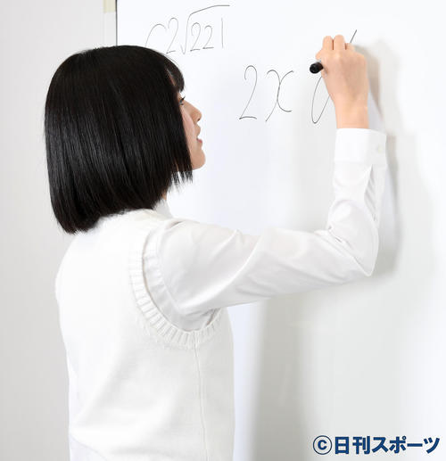 ホワイトボードに数式を書く乃木坂46の林瑠奈（撮影・横山健太）