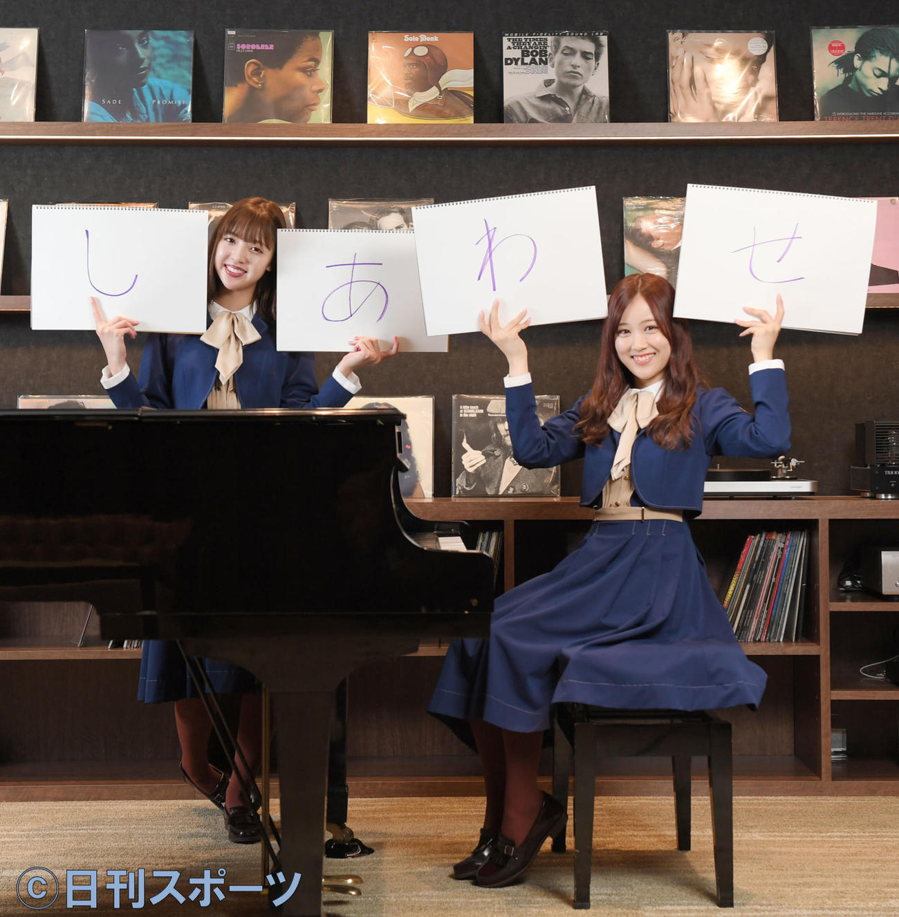 手書きの「しあわせ」を手に笑顔を見せる乃木坂46の和田まあや（左）と星野みなみ（撮影・加藤諒）