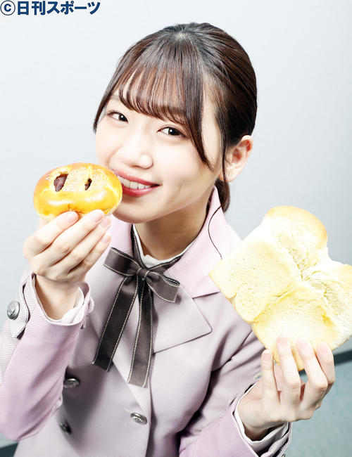 あんパンと食パンを手に、幸せな笑顔を見せる日向坂46の佐々木美玲（撮影・浅見桂子）