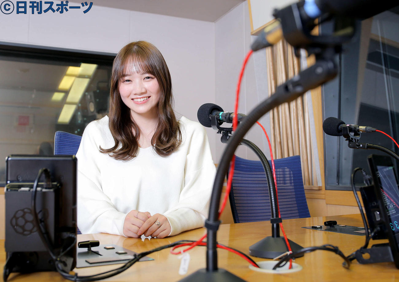 ラジオパーソナリティーを務める乃木坂46田村真佑はマイクの前に座りにっこり笑顔（撮影・河田真司）
