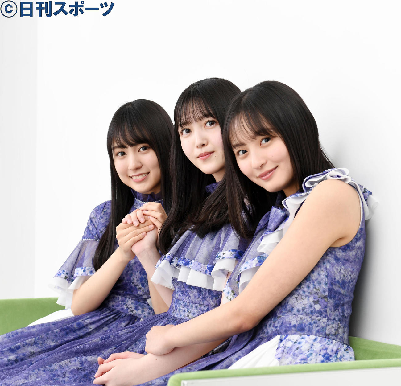 仲良く撮影に臨んだ、左から賀喜遥香、久保史緒里、遠藤さくら（撮影・横山健太）