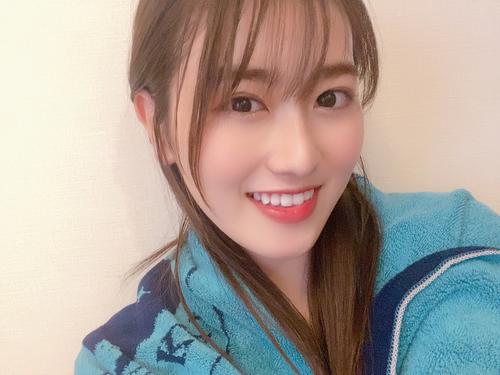 「欅共和国2017」のバスタオルを肩に巻いた守屋茜