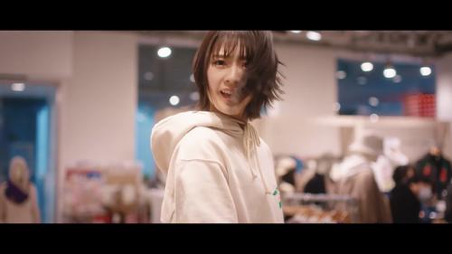 「I　see…」ミュージックビデオのワンシーン。清宮レイがカメラのほうに振り向く