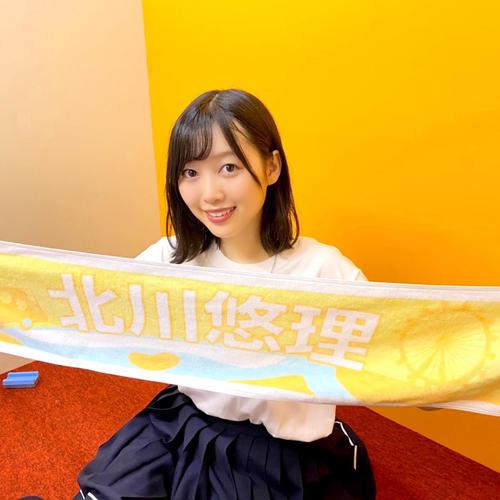 「乃木坂46時間TV」個人ブースでタオルを広げて笑顔を見せる北川悠理
