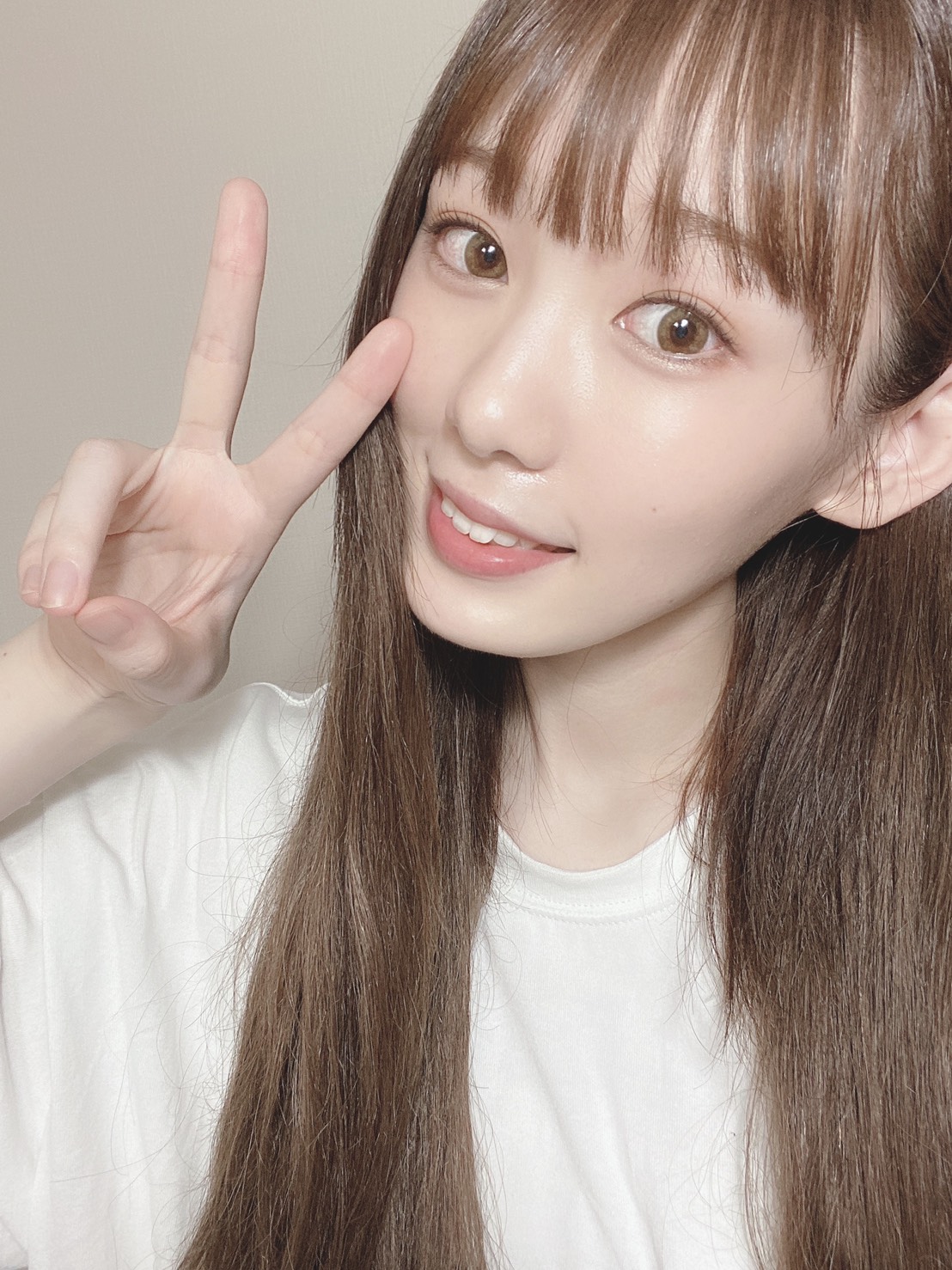 ピースする小池美波