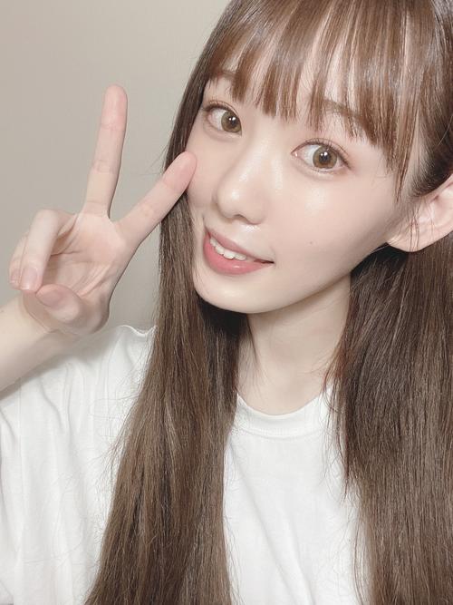 ピースする小池美波