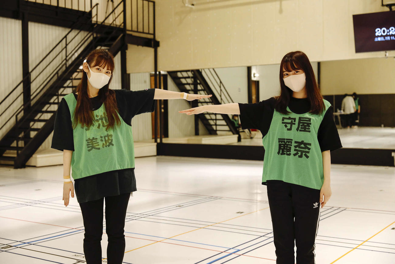 ライブのリハーサルスタジオで距離をとってポーズする小池美波（左）と守屋麗奈（上山陽介氏撮影）