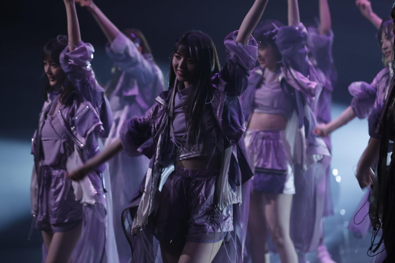 乃木坂46の新曲「Route　246」のMV撮影に臨んだ齋藤飛鳥（中央）