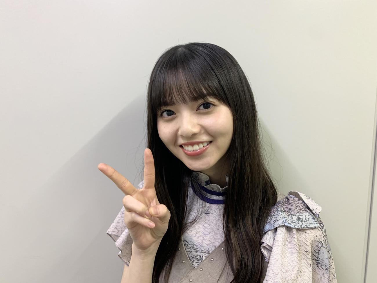 ピースする齋藤飛鳥