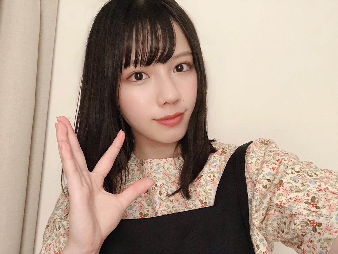 日向坂ポーズで笑顔を見せる渡邉美穂