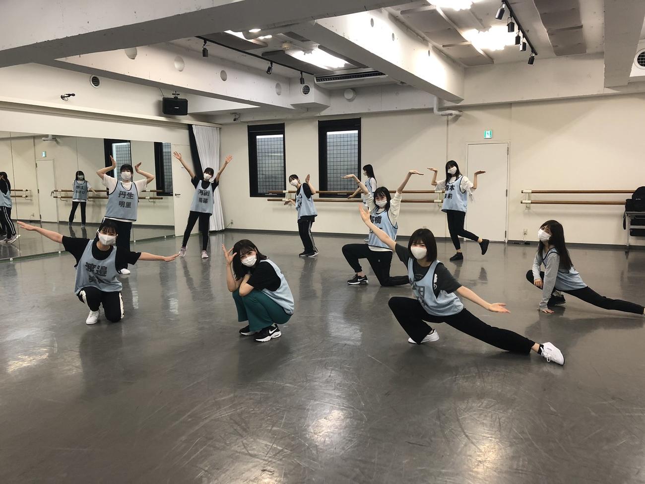 リハーサルに臨む日向坂46