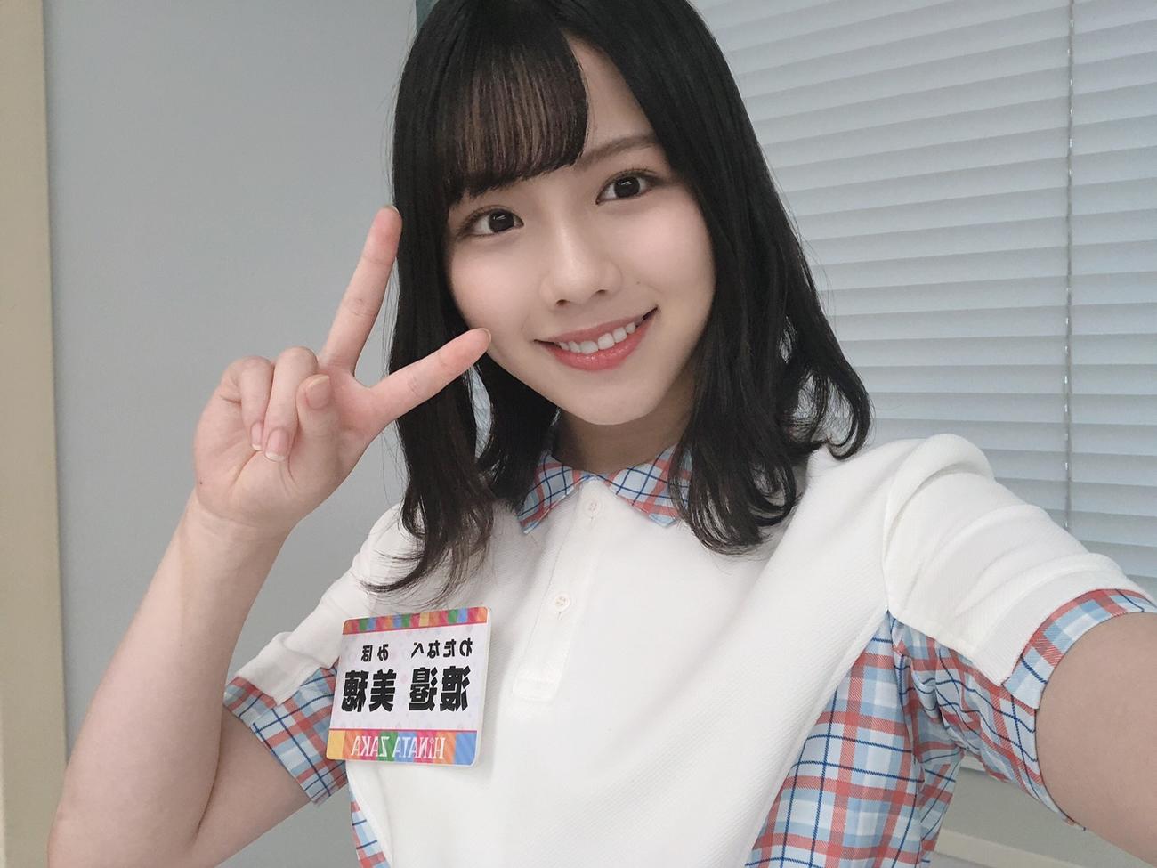 ピースする渡邉美穂
