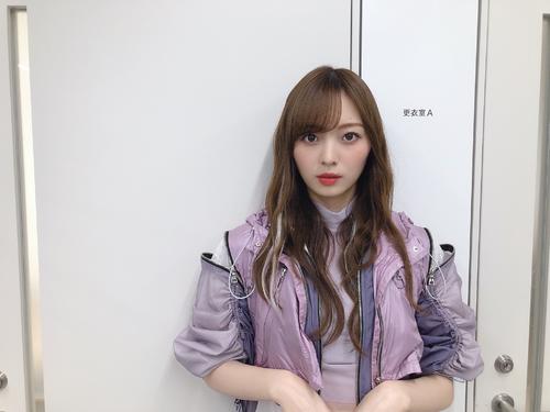 新曲「Route　246」の衣装を着た梅澤美波