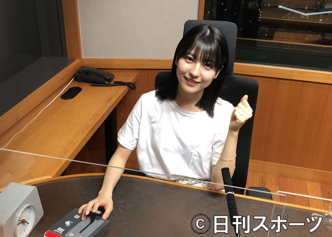 ラジオのスタジオで笑顔を見せる乃木坂46早川聖来（撮影・横山慧）