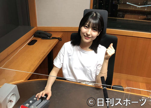 ラジオのスタジオで笑顔を見せる乃木坂46早川聖来（撮影・横山慧）