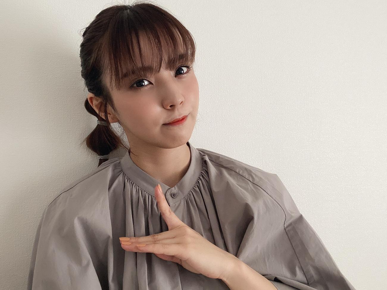 欅坂46ポーズを見せる小林由依
