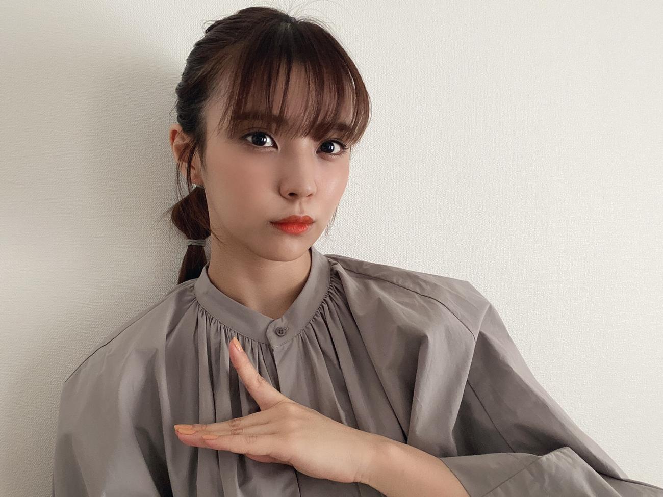 欅坂46ポーズを見せる小林由依