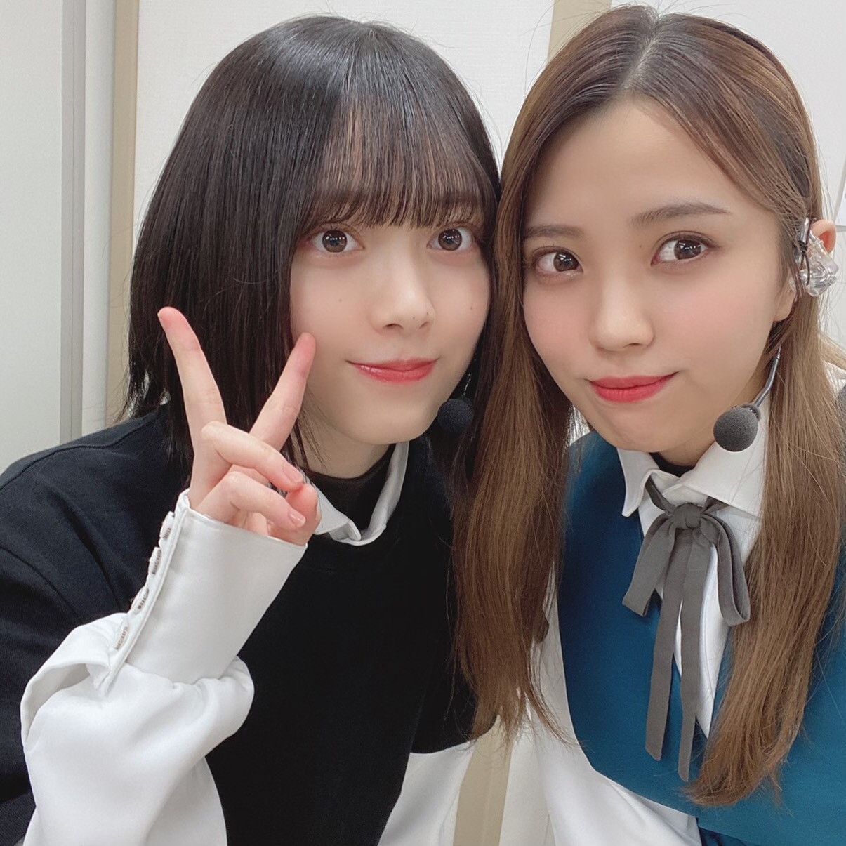 7月の生配信ライブの際、後輩の森田ひかる（左）と写真を撮る小林由依